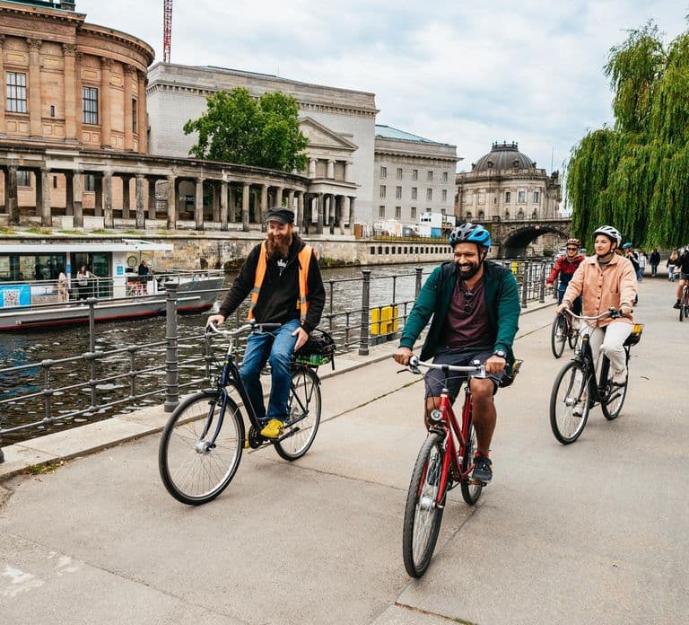 Berlin: Sights and Highlights Bike Tour with a Local Guide