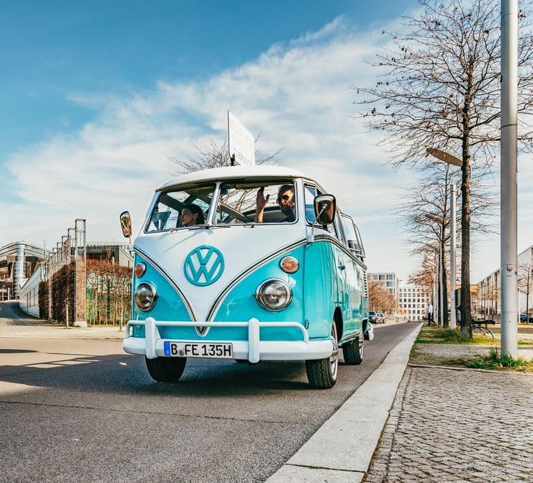 Berlin: Sightseeing Tour in Classic Volkswagen T1 Samba Bus