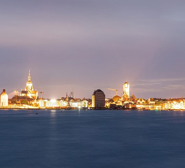 Cruzeiros iluminados no Sund com o navio de passageiros Sundevit
