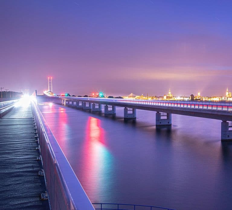 Cruzeiros iluminados no Sund com o navio de passageiros Sundevit
