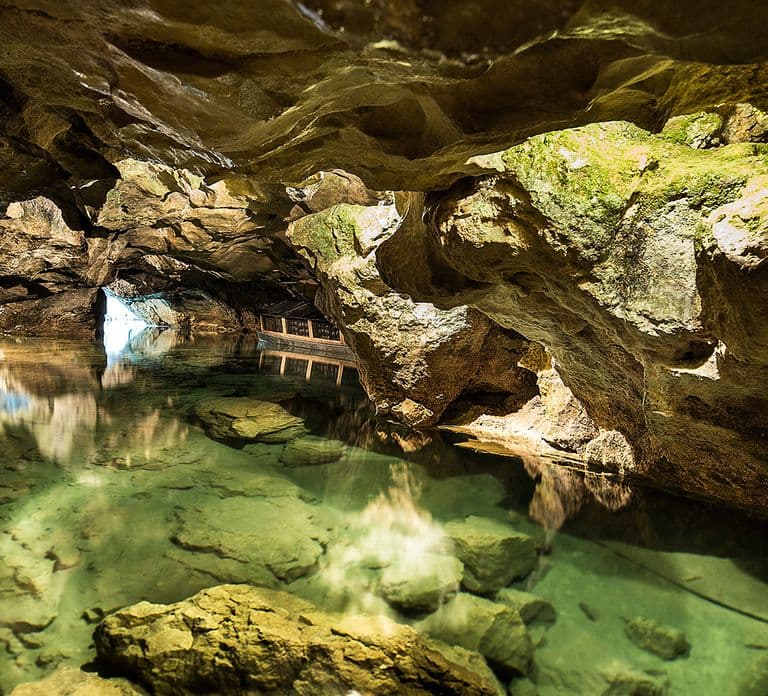 Swabian Jura: Entering the Wimsen Cave by boat