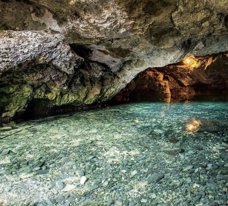 Swabian Jura: Entering the Wimsen Cave by boat