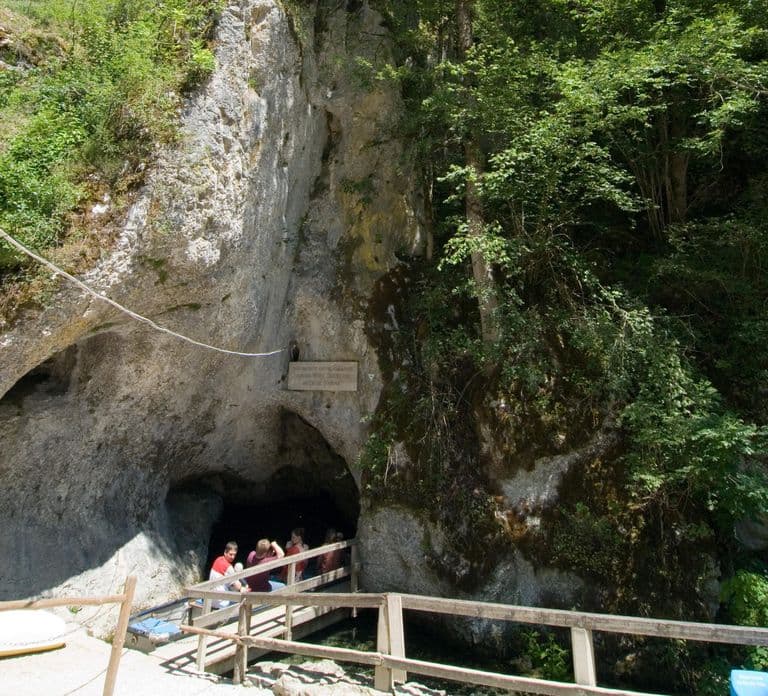 Swabian Jura: Entering the Wimsen Cave by boat