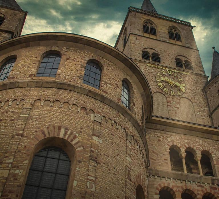Trier: Solve the Mystery of the Merchant's Gold!