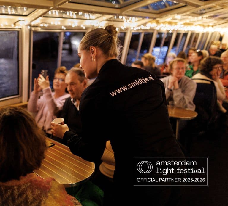Rejs kanałami podczas Amsterdam Light Festival z nielimitowanymi napojami