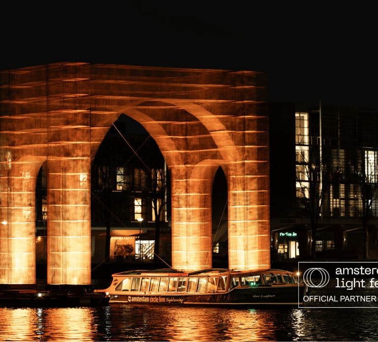 Rejs kanałami podczas Amsterdam Light Festival z nielimitowanymi napojami