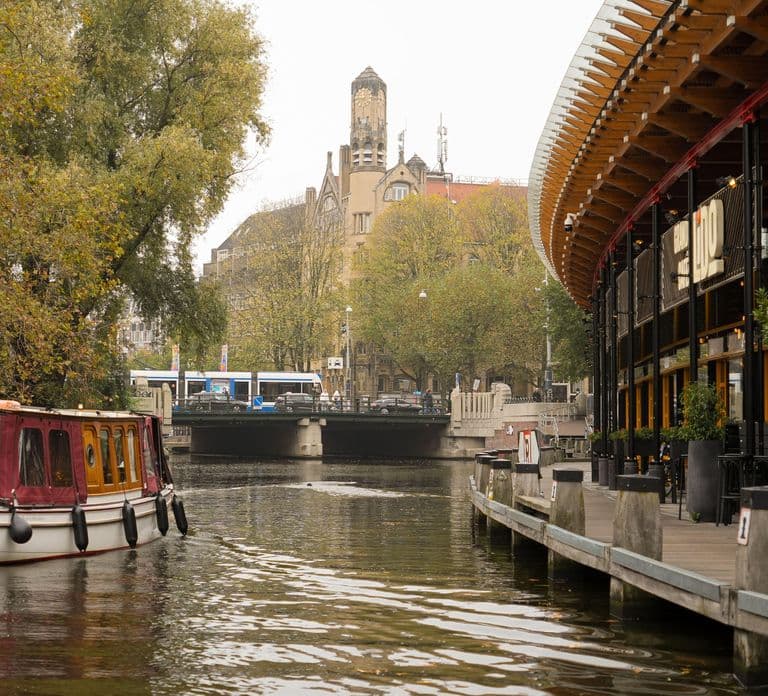 Tour in battello sui canali di Amsterdam con guida dal vivo