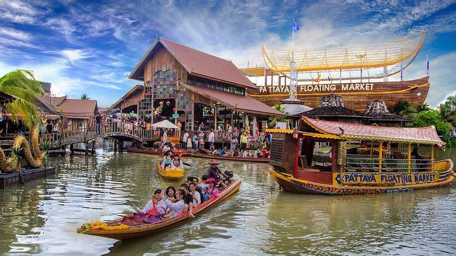 Pattaya Floating Market - Foreigner