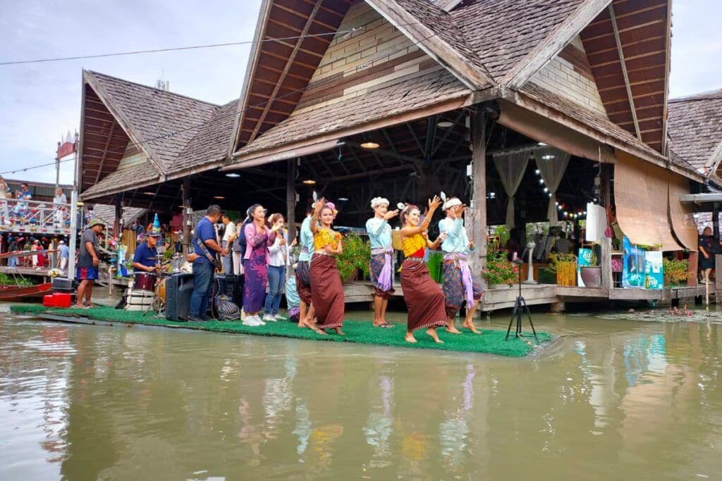 Pattaya Floating Market - Foreigner