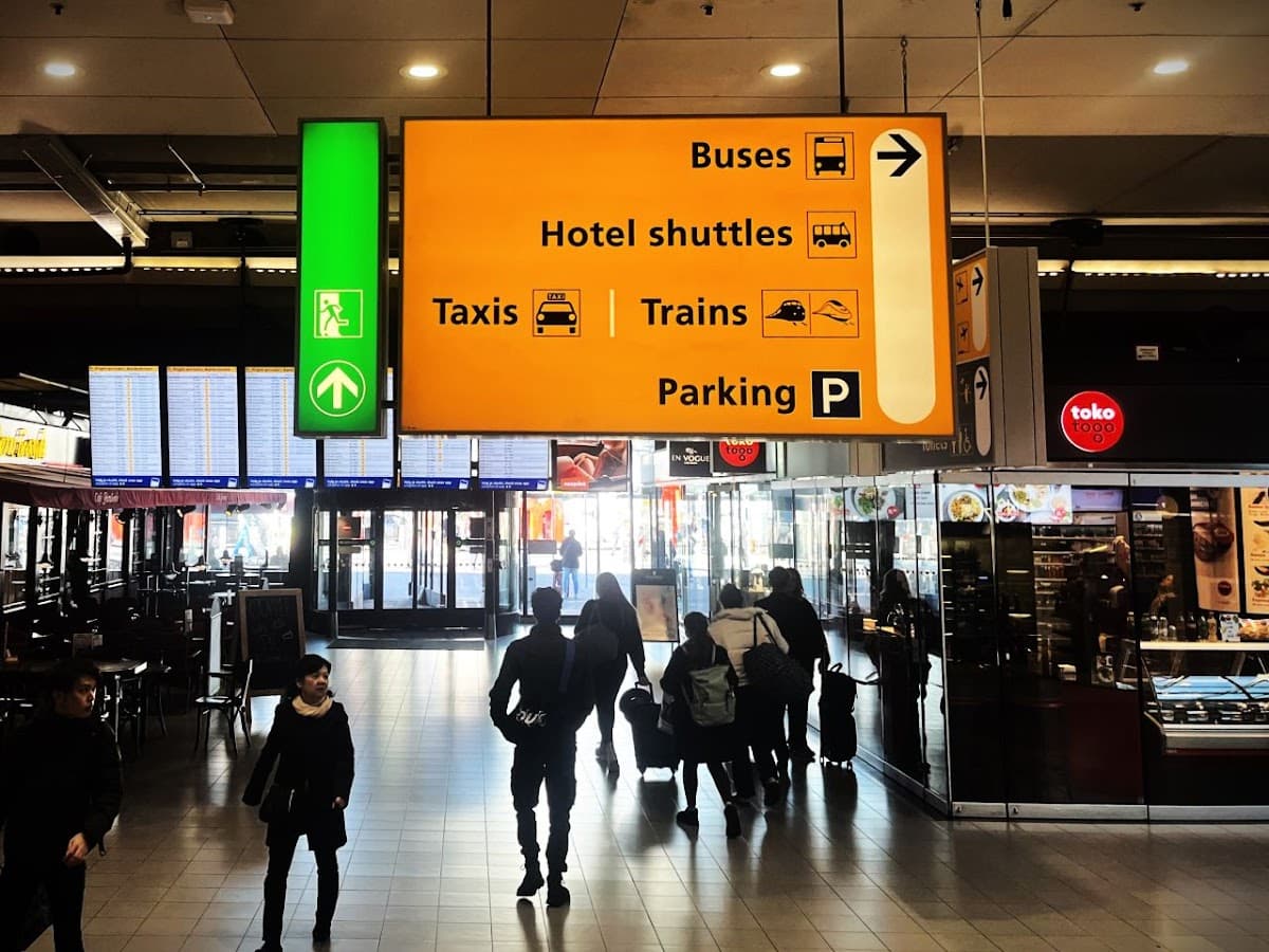 Amsterdam: Airport Express Bus Transfer to/from City Center