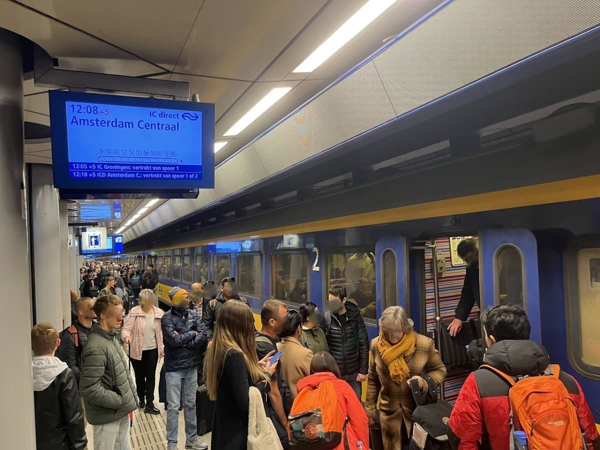 Amsterdam: Airport Express Bus Transfer to/from City Center