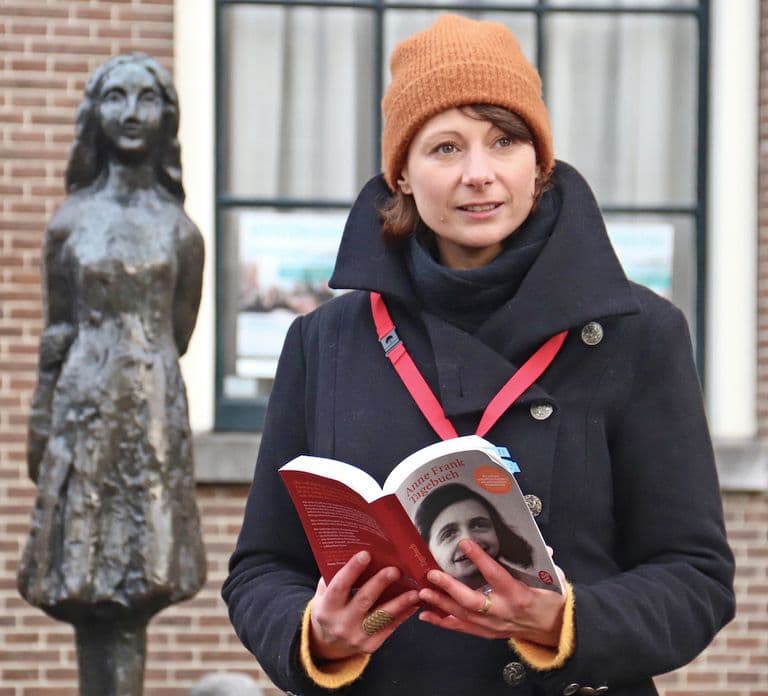 Amsterdam: Piesza wycieczka z przewodnikiem śladami Anne Frank w języku DE/EN/IT/ES