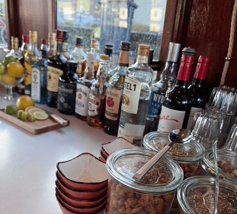 Amsterdã: Cruzeiro histórico de barco com open bar e petiscos