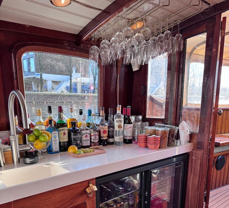 Amsterdam: Historic Boat Cruise with open bar and nibbles