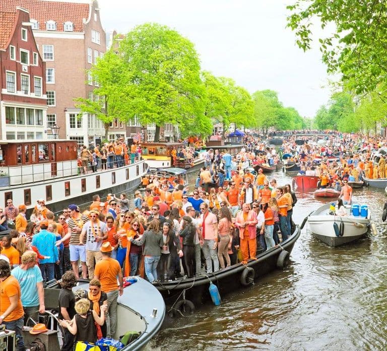 Amsterdam: Kings Day Bootsparty mit unbegrenzten Getränken