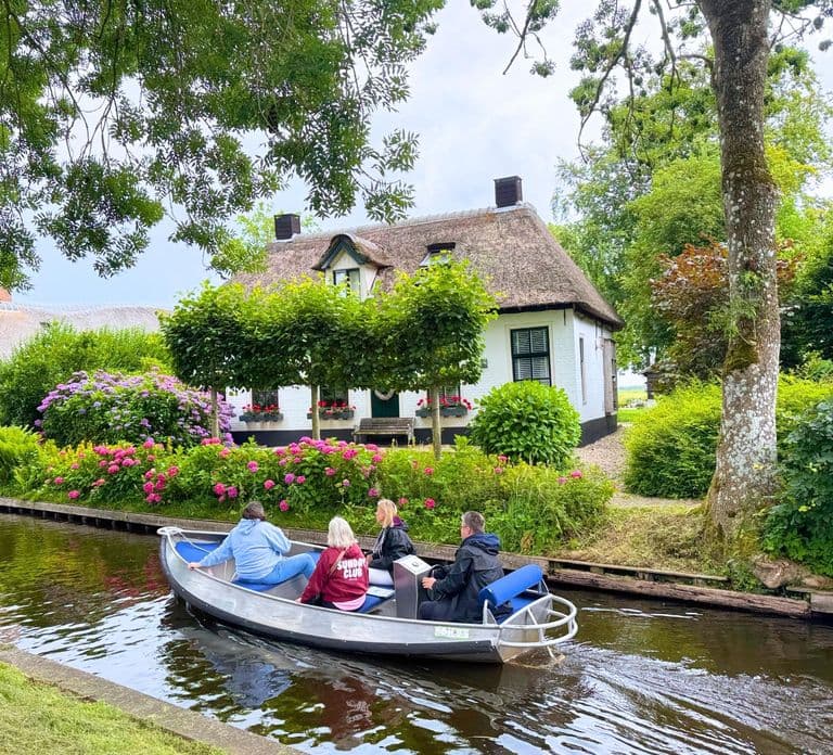 Amsterdam: Keukenhof Tulip Garden and Giethoorn Experience