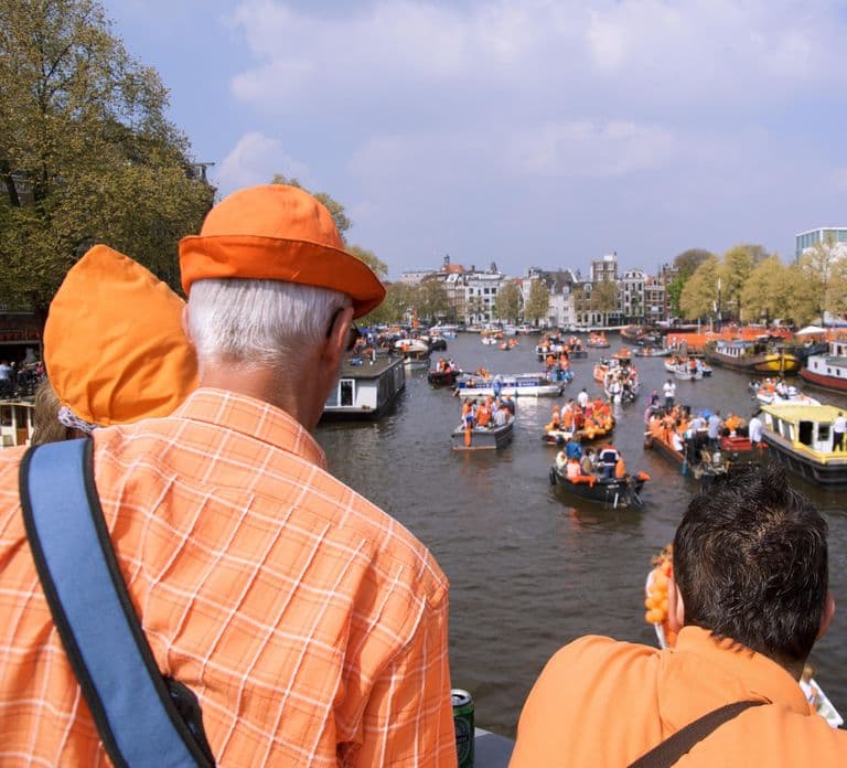 Amsterdam: Crociera di festa del King’s Day con bevande incluse