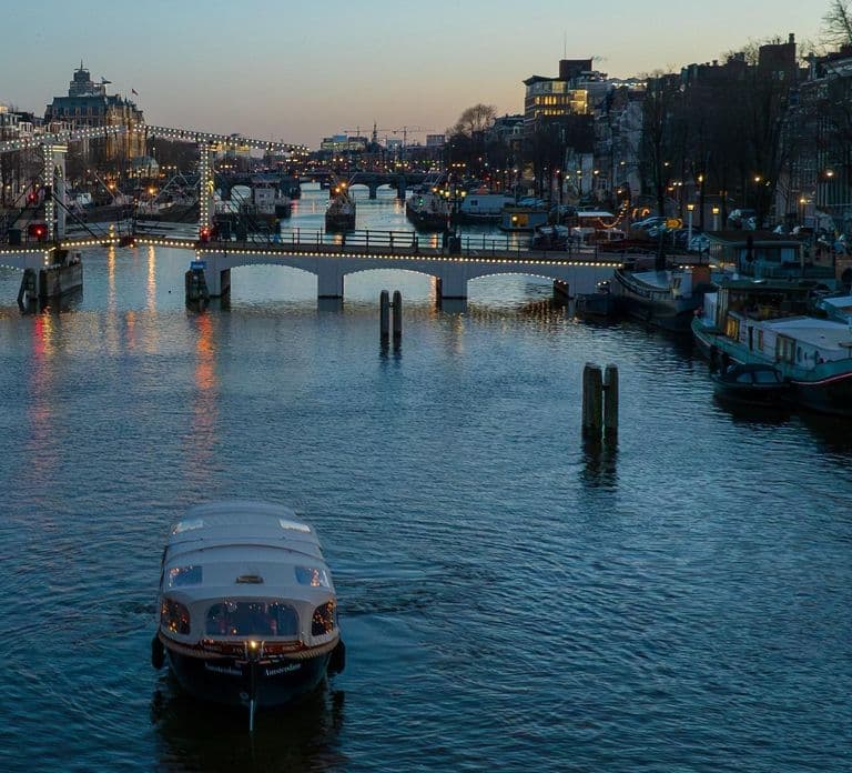 Amsterdam: Rejs łodzią na Amsterdam Light Festival z nielimitowanymi napojami!