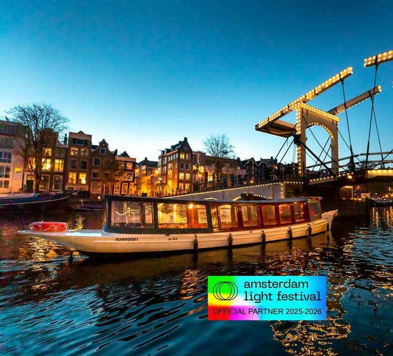 Amsterdam: Crociera riscaldata all'Amsterdam Light Festival + bevande calde e snack