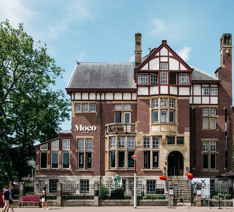 Amsterdam: Bilet wstępu do Moco Museum i rejs po kanałach