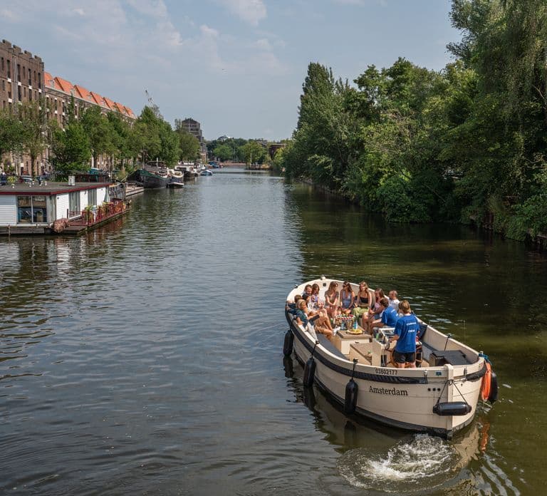 Amsterdam: Privé Canal Booze Cruise met onbeperkte drankjes