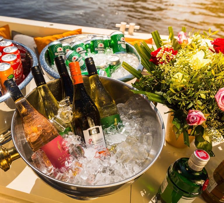 Amsterdam: Private Cruise with Drinks & Optional Snacks