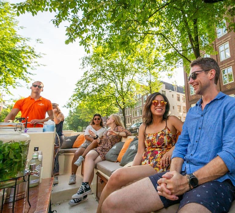 Amsterdam: Private Cruise with Drinks & Optional Snacks