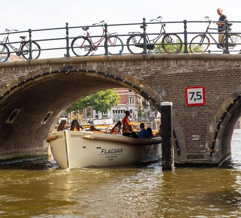 Amsterdam: Private Cruise with Drinks & Optional Snacks