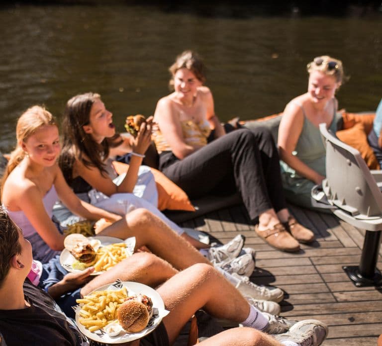 Amsterdã: Cruzeiro Privativo com Bebidas e Pizza ou Hambúrguer
