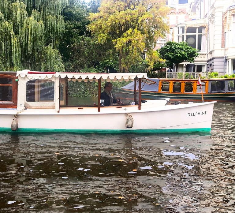 Amsterdam: Prywatny rejs z kolacją, przewodnikiem i winem