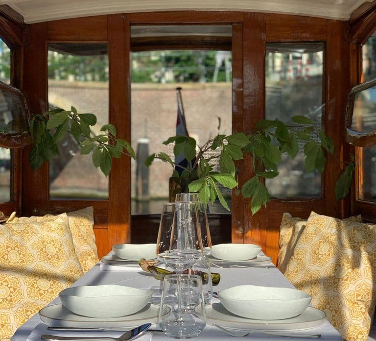 Amsterdam: Private Dinner Cruise with Guide and Wine