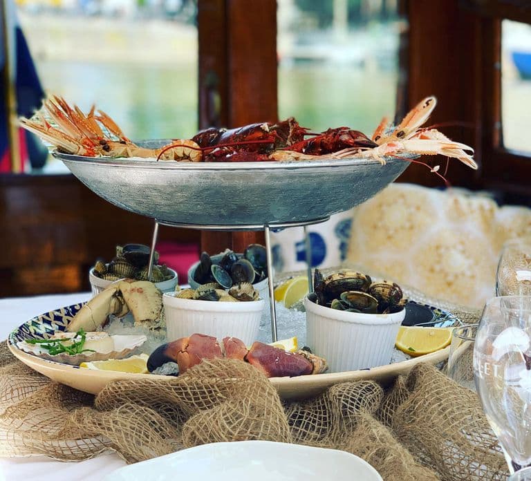 Amsterdam: Private Dinner Cruise with Guide and Wine