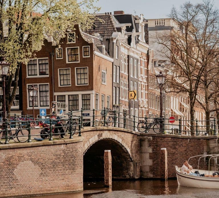 Amsterdam: Private romantische Grachtenfahrt mit Prosecco/Snacks