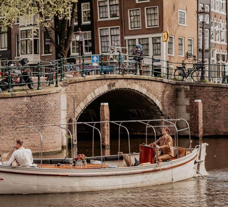 Amsterdam: Private romantische Grachtenfahrt mit Prosecco/Snacks