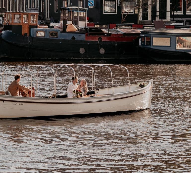 Amsterdam: Private romantische Grachtenfahrt mit Prosecco/Snacks