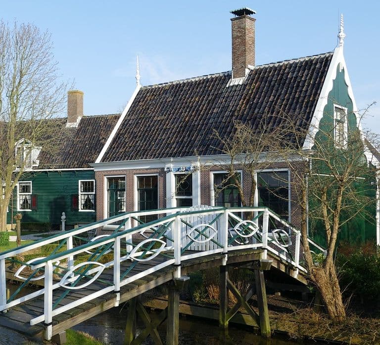 Amsterdam: Private Zaanse Schans Windmills and Volendam Trip