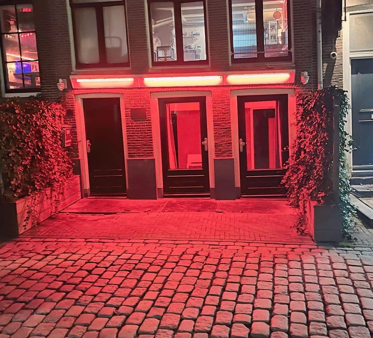 Amsterdam: Tour del Red Light District con visita a un bar + drink gratuito e sosta in un coffee shop