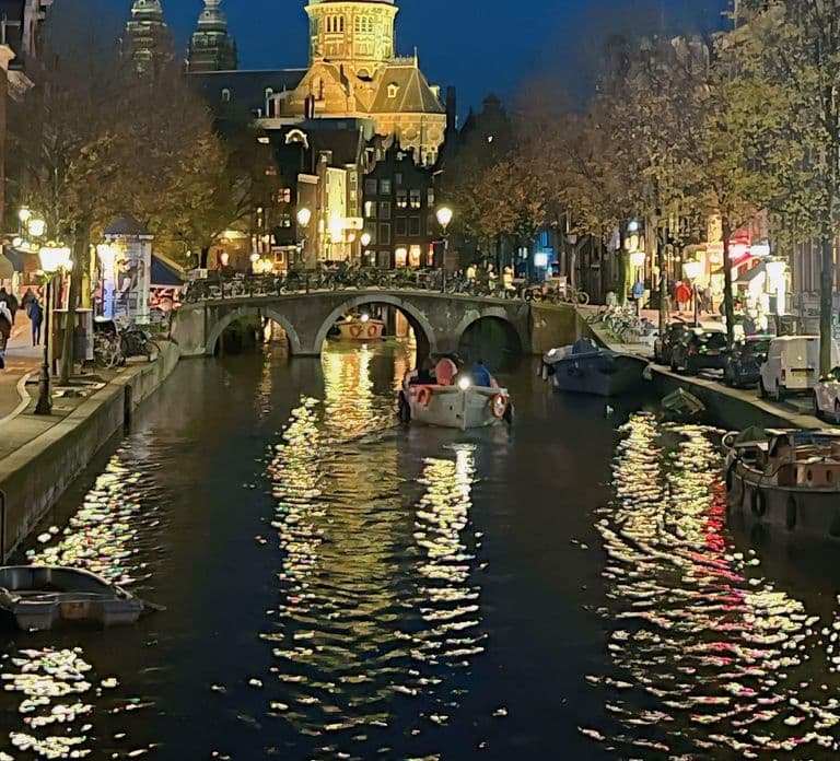 Amsterdam: Tour del Red Light District con visita a un bar + drink gratuito e sosta in un coffee shop