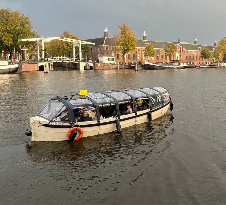 Amsterdam: Red-Light District Pub Crawl and Booze Boat Tour