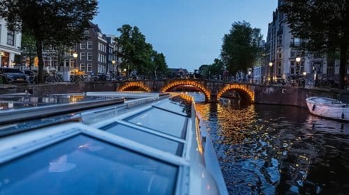 Crociera serale sui canali di Amsterdam con opzione vino e formaggi
