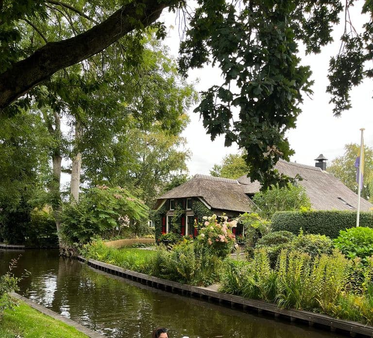 From Amsterdam: Giethoorn Small Group Tour with Boat Ride