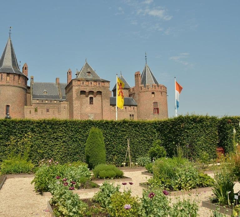 Amsterdam発：MuiderslotとDe Haar Castleツアー
