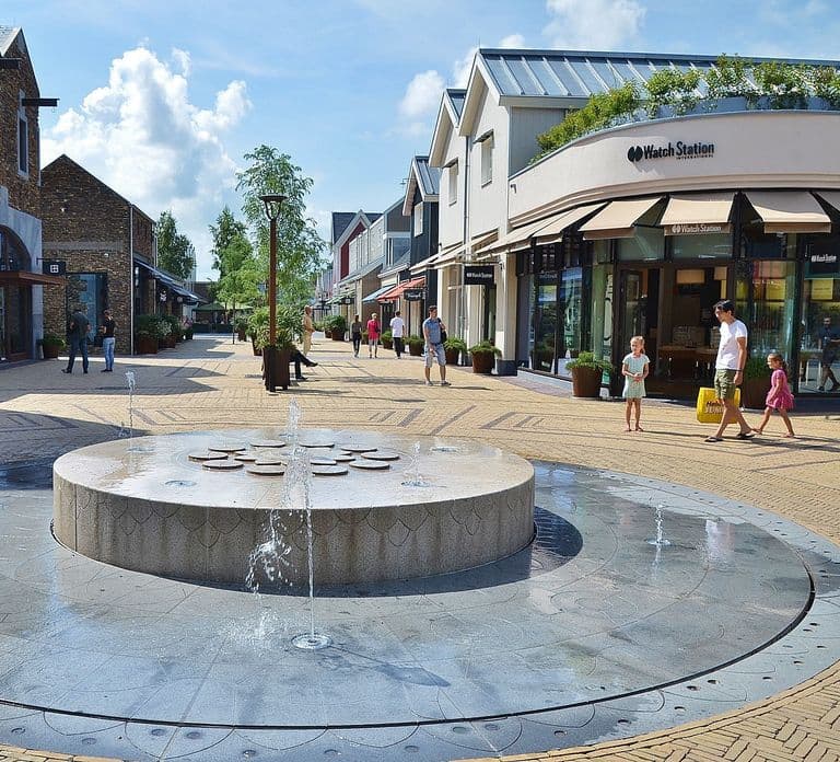 From Amsterdam: Private Day Trip to Fashion Outlet
