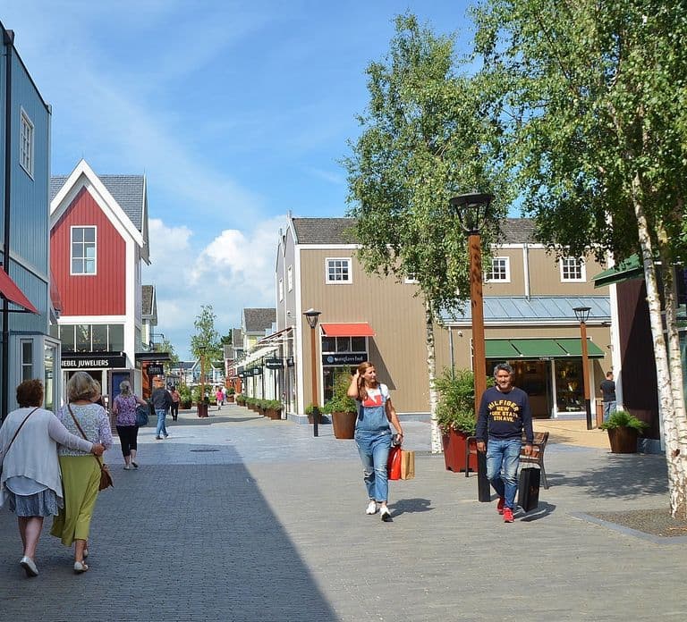 From Amsterdam: Private Day Trip to Fashion Outlet