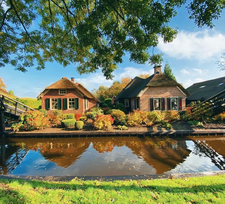 Giethoorn: Canal Cruise with Drop-Off in City Center