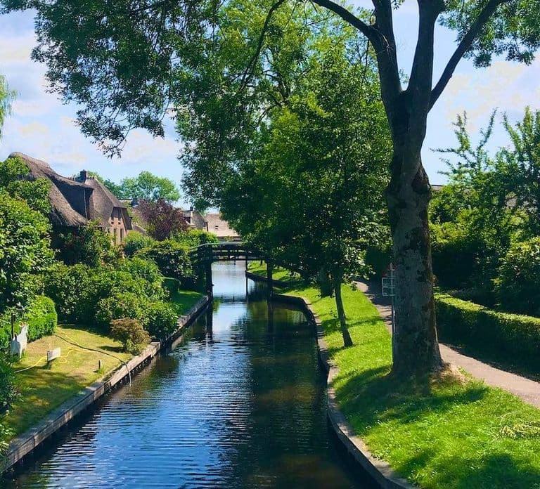 Giethoorn: Canal Cruise with Drop-Off in City Center