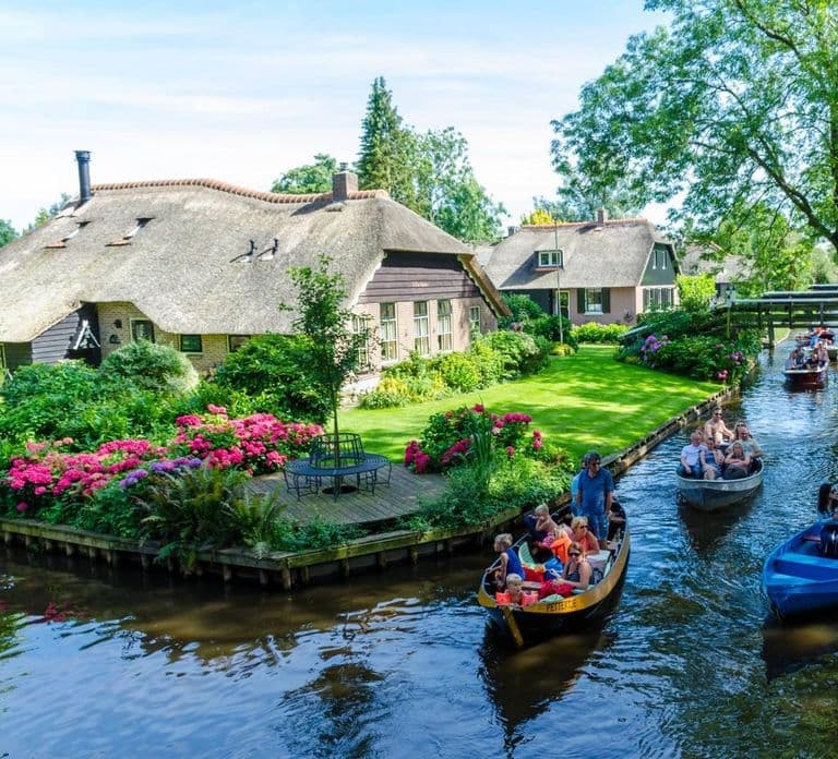 Giethoorn: Canal Cruise with Drop-Off in City Center