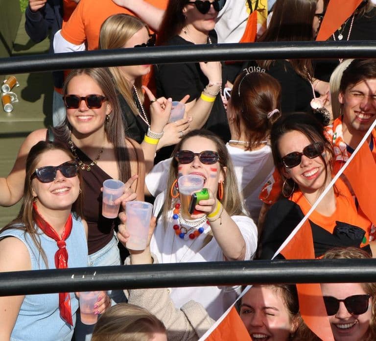 Groningen: 2-hour Booze Cruise with Unlimited Drinks