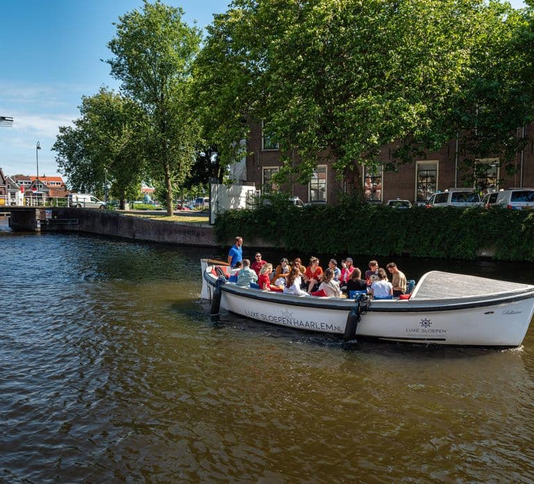 Haarlem: Canal tour + Dutch Windmill de Adriaan tour