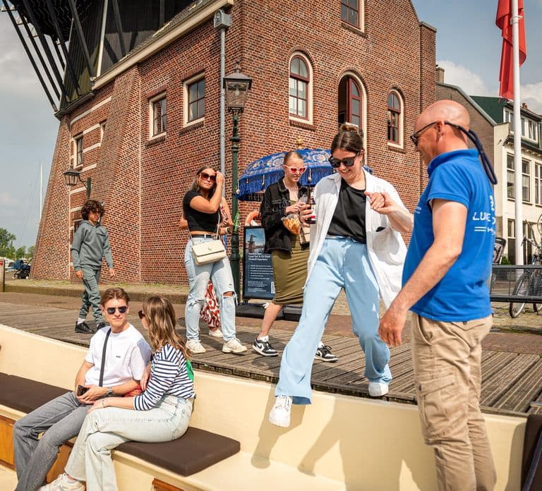 Haarlem: Canal tour + Dutch Windmill de Adriaan tour